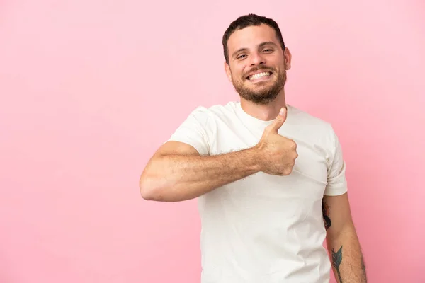 Ung Brasiliansk Man Isolerad Rosa Bakgrund Ger Tummen Upp Gest — Stockfoto