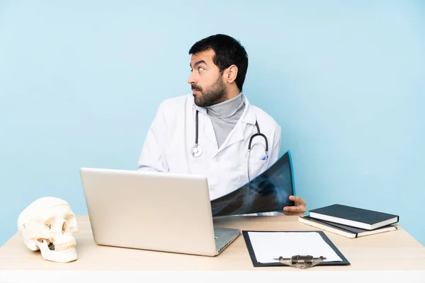 Traumatologo Professionista Sul Posto Lavoro Rendendo Dubbi Gesto Cercando Lato — Foto Stock