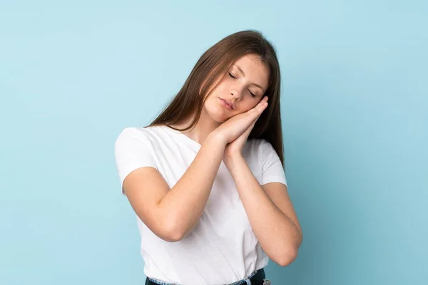 Adolescente Caucásico Chica Aislado Azul Fondo Haciendo Sueño Gesto Dorable — Foto de Stock