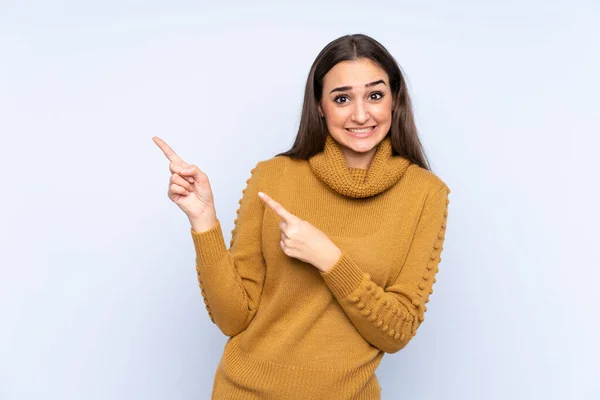 Mujer Joven Caucásica Aislada Sobre Fondo Azul Asustada Señalando Hacia — Foto de Stock