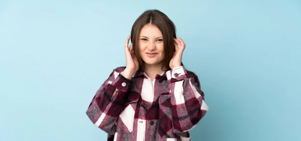 Adolescente Caucasiano Menina Isolado Fundo Azul Frustrado Cobrindo Orelhas — Fotografia de Stock