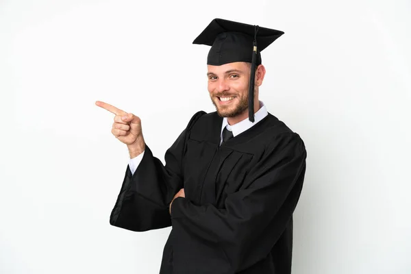 Junge Brasilianische Universitätsabsolventin Isoliert Auf Weißem Hintergrund Und Zeigt Mit — Stockfoto