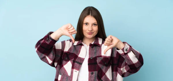 Teenager Kavkazské Dívka Izolované Modrém Pozadí Ukazující Palec Dolů Dvěma — Stock fotografie