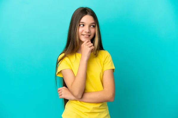 Menina Sobre Fundo Azul Isolado Olhando Para Lado Sorrindo — Fotografia de Stock