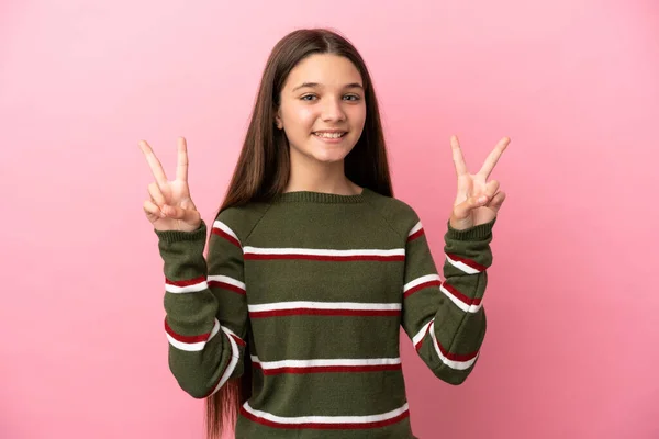 Menina Sobre Fundo Rosa Isolado Mostrando Sinal Vitória Com Ambas — Fotografia de Stock