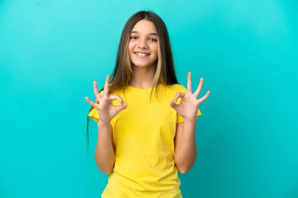 Маленька Дівчинка Над Ізольованим Синім Тлом Показує Знак Двома Руками — стокове фото