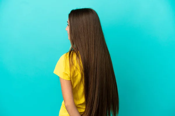 Niña Sobre Fondo Azul Aislado Posición Trasera Mirando Hacia Atrás —  Fotos de Stock