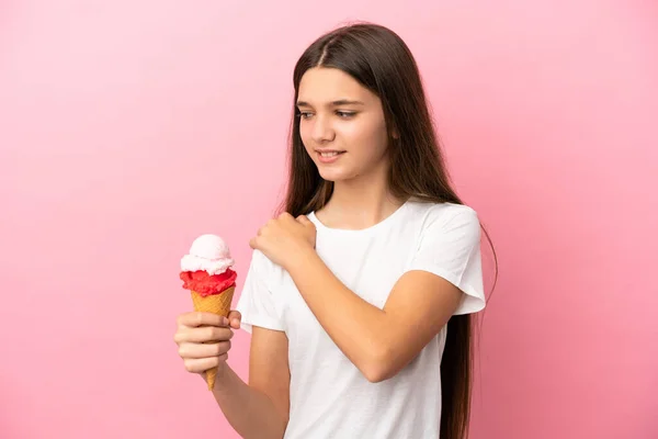 Liten Flicka Med Cornet Glass Över Isolerad Rosa Bakgrund Lider — Stockfoto