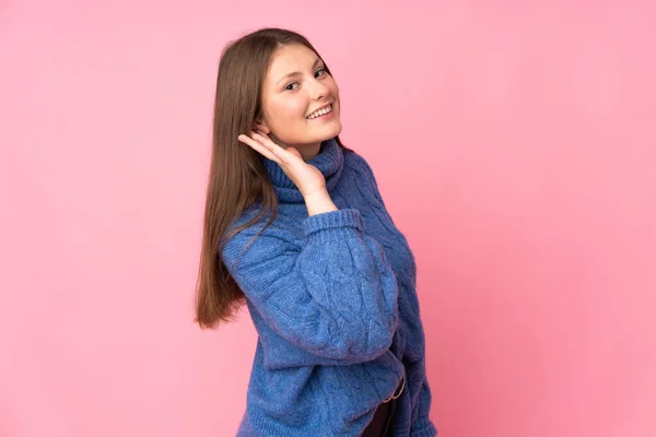 Έφηβος Καυκάσιος Κορίτσι Απομονώνονται Ροζ Φόντο Ακούγοντας Κάτι Βάζοντας Χέρι — Φωτογραφία Αρχείου