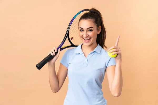 Молода Жінка Тенісистка Над Ізольованою Стіною — стокове фото