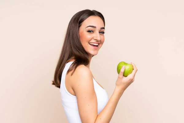 Mujer Joven Caucásica Aislada Sobre Fondo Beige Con Una Manzana — Foto de Stock