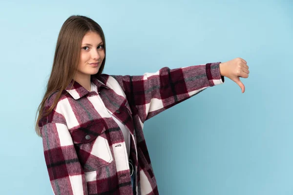 Tiener Kaukasisch Meisje Geïsoleerd Blauwe Achtergrond Tonen Duim Naar Beneden — Stockfoto