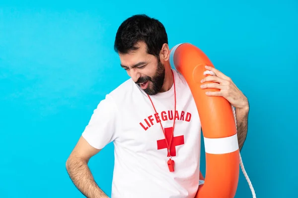 Homem Salva Vidas Sobre Fundo Azul Isolado Fazendo Gesto Guitarra — Fotografia de Stock