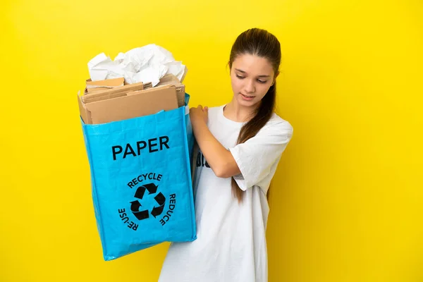 Ragazzina Che Tiene Mano Sacchetto Pieno Carta Riciclare Uno Sfondo — Foto Stock