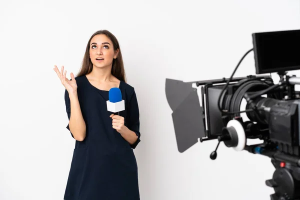 Reporterin Hält Ein Mikrofon Der Hand Und Berichtet Auf Weißem — Stockfoto