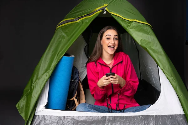 Giovane Donna Caucasica All Interno Una Tenda Verde Campeggio Sorpreso — Foto Stock
