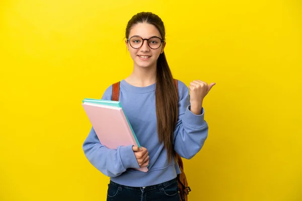 Student Dziecko Kobieta Odizolowanym Żółtym Tle Wskazując Bok Aby Przedstawić — Zdjęcie stockowe