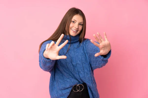 Teenager Kavkazské Dívka Izolované Růžovém Pozadí Počítání Osm Prsty — Stock fotografie