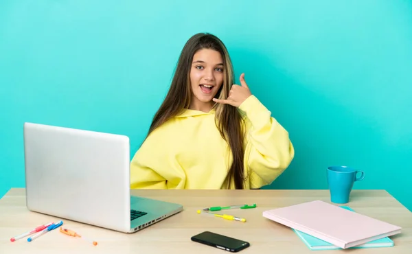 Menina Uma Mesa Com Laptop Sobre Fundo Azul Isolado Fazendo — Fotografia de Stock