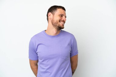 Beyaz arka planda izole edilmiş genç Brezilyalı adam.