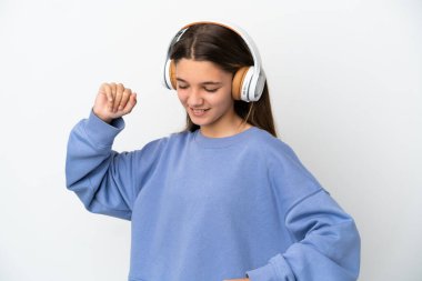 Küçük kız soyutlanmış beyaz arka plan müzik ve dans dinliyor.