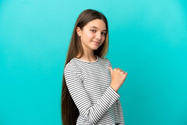 Küçük kız soyutlanmış mavi arka planda gururlu ve kendini beğenmiş