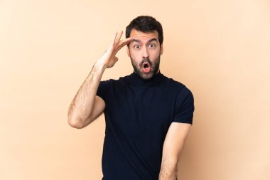 Kafkasyalı yakışıklı adam tecrit edilmiş geçmişinde bir şeyin farkına vardı ve çözüme niyetlendi.