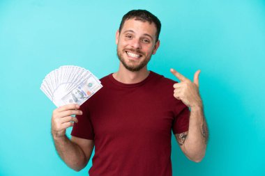 Genç Brezilyalı bir adam izole edilmiş geçmişinden çok para alıyor ve iyi niyet gösterisi yapıyor.