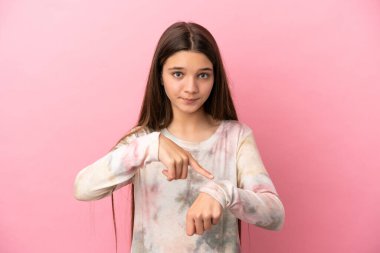 Soyutlanmış pembe arka planda küçük bir kız geç kalma jesti yapıyor
