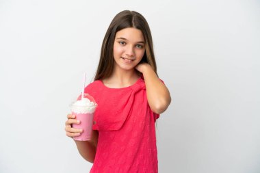 Çilekli milkshake ile izole edilmiş beyaz arka planda gülen küçük kız.