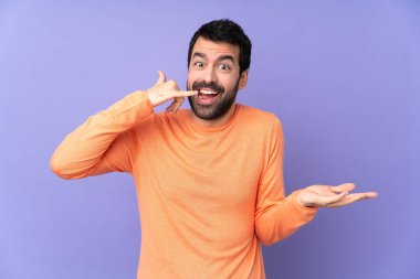 Kafkasyalı yakışıklı bir adam, izole edilmiş mor bir geçmişi var.