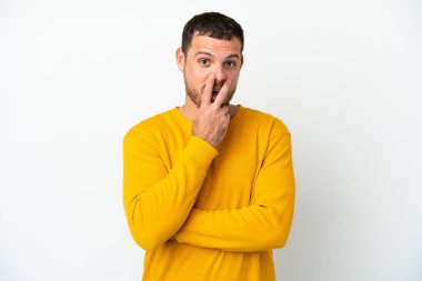 Beyaz arka planda yaşayan Brezilyalı genç adam şaşırdı ve şaşırdı.