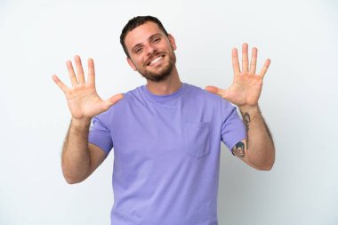Beyaz arka planda izole edilmiş genç Brezilyalı adam parmaklarıyla ona kadar sayıyor.