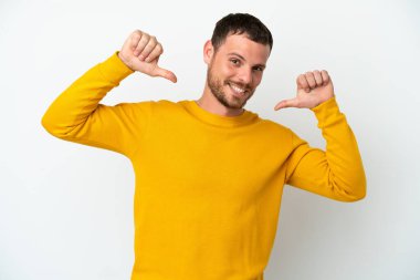 Genç Brezilyalı adam beyaz arka planda soyutlanmış gururlu ve kendinden memnun