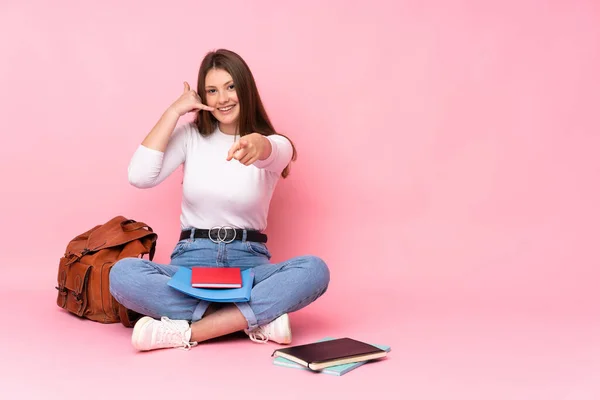 Teenager Kaukasischen Studentenmädchen Sitzt Auf Dem Boden Isoliert Auf Rosa — Stockfoto