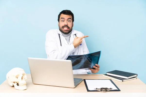 Professionele Traumatoloog Het Werk Bang Wijst Naar Zijkant — Stockfoto