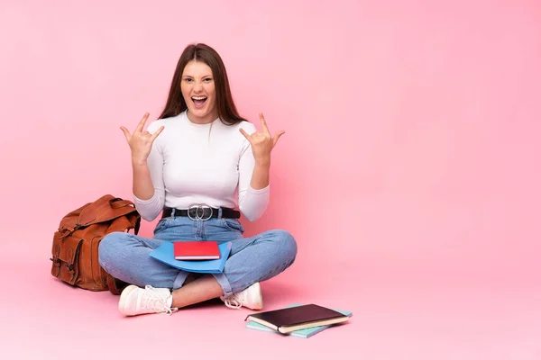 Teenager Kaukasischen Studentenmädchen Sitzt Auf Dem Boden Isoliert Auf Rosa — Stockfoto