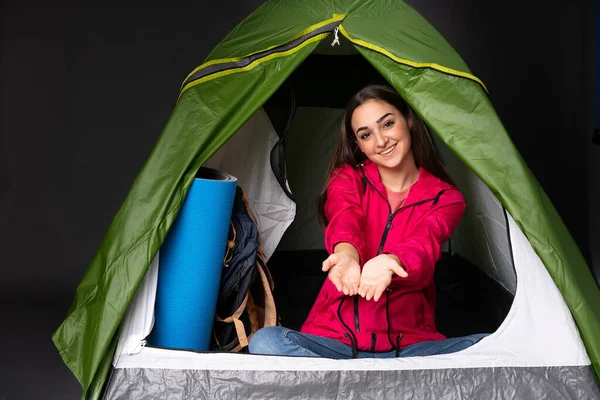 Giovane Donna Caucasica All Interno Una Tenda Verde Campeggio Che — Foto Stock