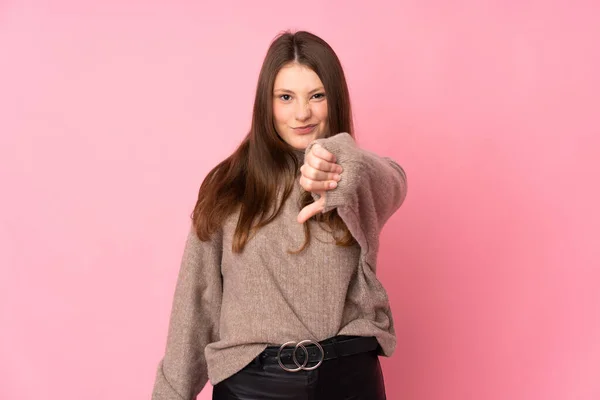 Adolescent Caucasien Fille Isolé Sur Rose Fond Montrant Pouce Vers — Photo