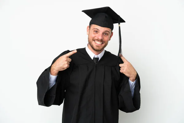 若い大学ブラジルの卒業生は白い背景に親指を上げジェスチャー — ストック写真