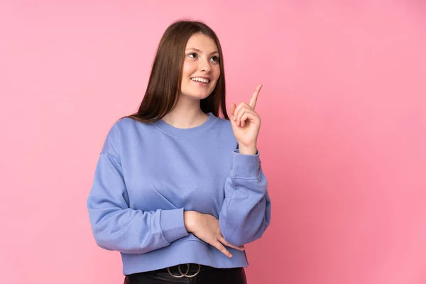 Adolescente Caucasiano Menina Isolado Fundo Rosa Apontando Para Uma Grande — Fotografia de Stock