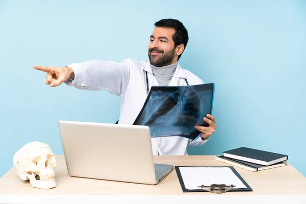 Professionele Traumatoloog Werkplek Wijzend Vinger Naar Zijkant Presenteren Van Een — Stockfoto