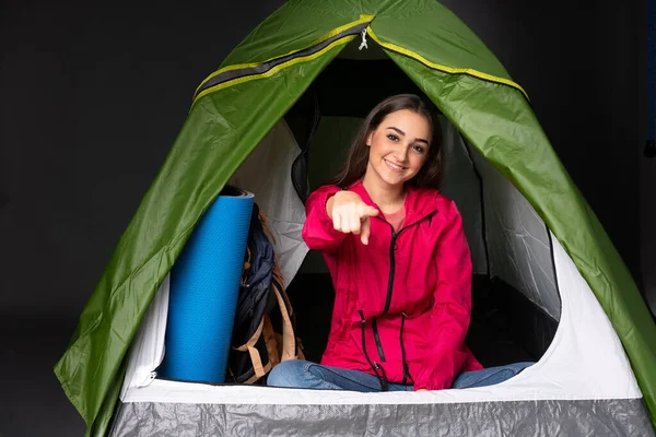 Giovane Donna Caucasica All Interno Una Tenda Verde Campeggio Punta — Foto Stock