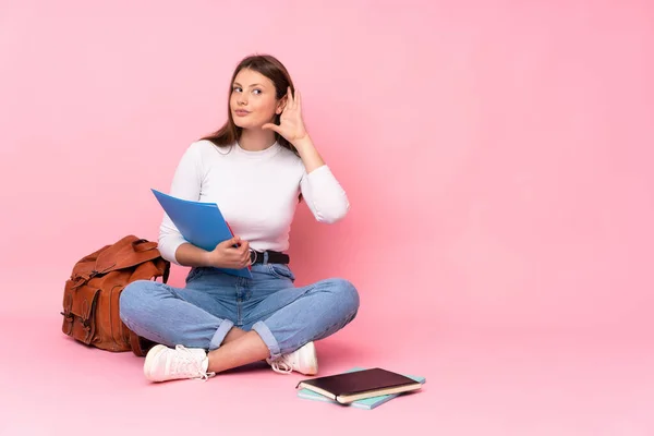 Adolescente Chica Estudiante Caucásica Sentada Suelo Aislada Sobre Fondo Rosa — Foto de Stock