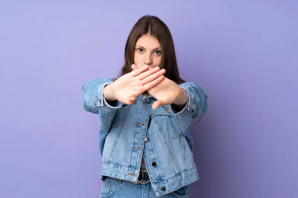 Teenager Kavkazské Dívka Izolované Fialovém Pozadí Dělat Stop Gesto Rukou — Stock fotografie