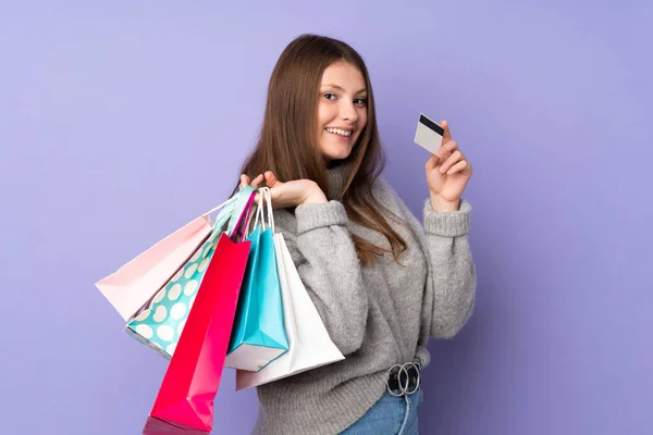 Tonåring Kaukasisk Flicka Isolerad Lila Bakgrund Håller Shoppingväskor Och Ett — Stockfoto