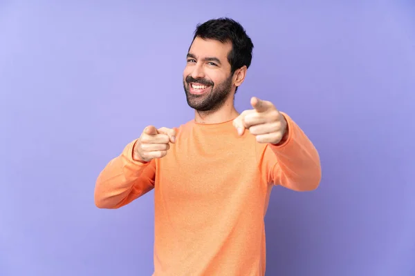 Caucasiano Bonito Homem Sobre Isolado Roxo Fundo Aponta Dedo Para — Fotografia de Stock