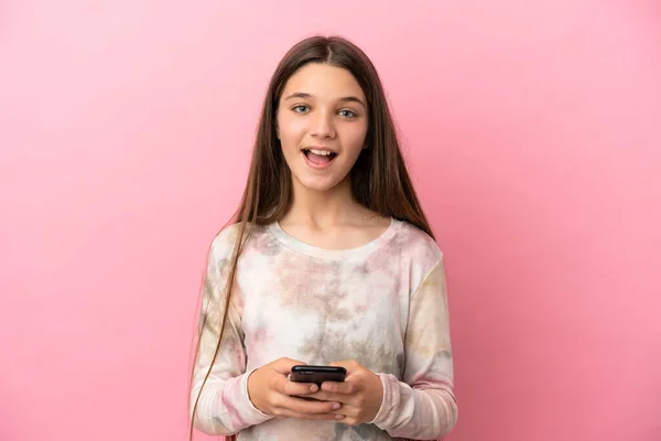Klein Meisje Geïsoleerde Roze Achtergrond Verrast Het Verzenden Van Een — Stockfoto