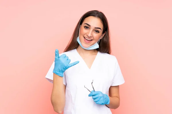 Vrouw Tandarts Holding Tools Geïsoleerd Roze Achtergrond Maken Telefoon Gebaar — Stockfoto