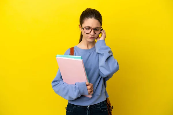 Étudiant Enfant Femme Sur Fond Jaune Isolé Frustré Couvrant Les — Photo